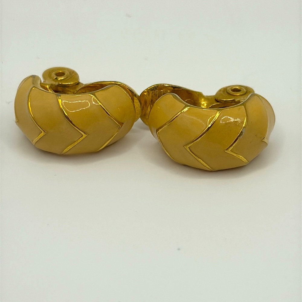 Monet Chevron Gold and Cream Tan Clip On Earrings Lever Back Hoops J Hoop - Picture 6 of 6